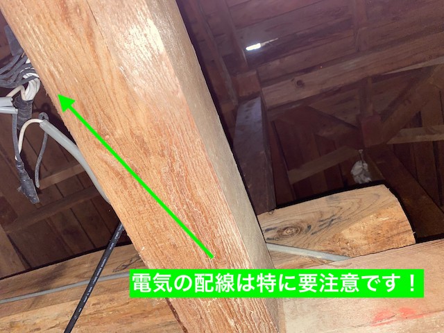屋根の穴あきの下に電気の配線が見える